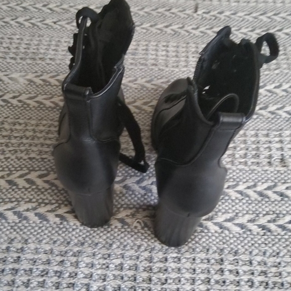 Botas - Picture 3 of 3